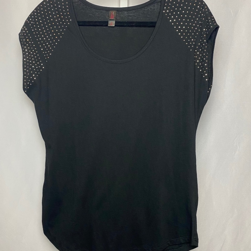 💙5/$15 District Made Womenʻs Black w/ Silver Sequins Cap Sleeve Blouse Medium